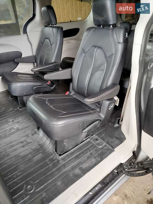 Минивэн Chrysler Pacifica 2017 в Львове