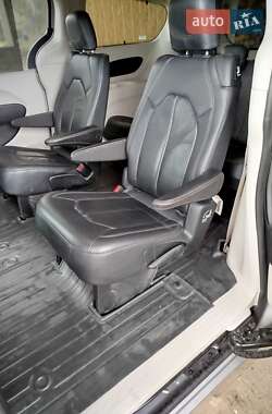 Минивэн Chrysler Pacifica 2017 в 