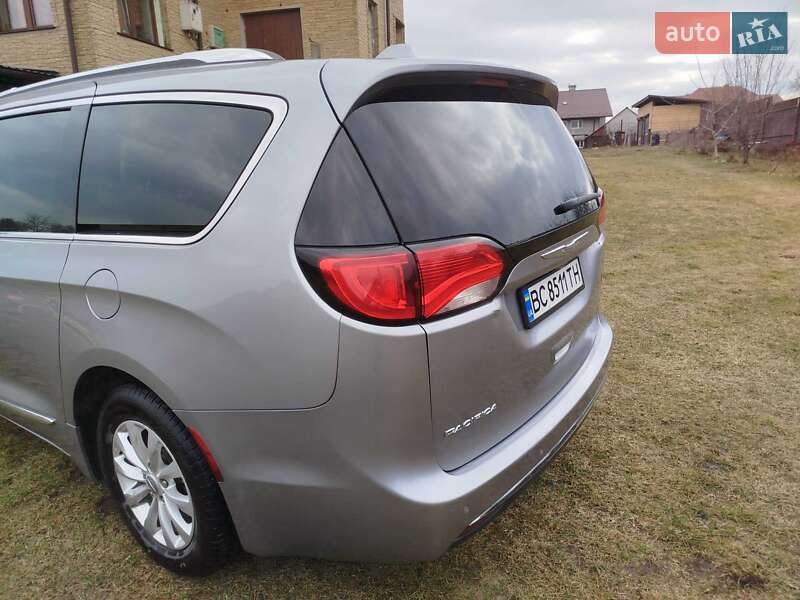 Минивэн Chrysler Pacifica 2017 в Львове