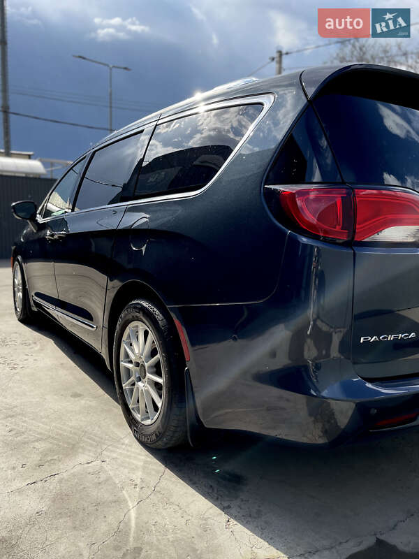 Минивэн Chrysler Pacifica 2019 в Одессе