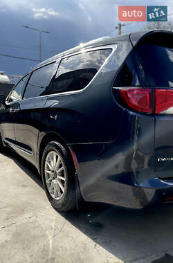 Минивэн Chrysler Pacifica 2019 в 