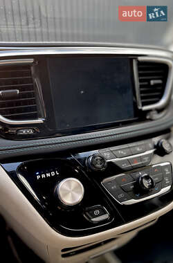 Минивэн Chrysler Pacifica 2019 в 