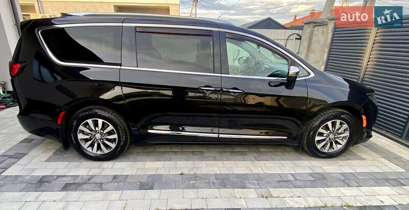 Минивэн Chrysler Pacifica 2020 в Ужгороде