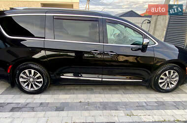 Мінівен Chrysler Pacifica 2020 в 