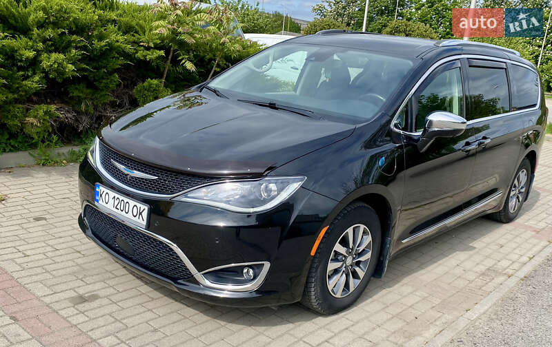 Минивэн Chrysler Pacifica 2020 в Ужгороде