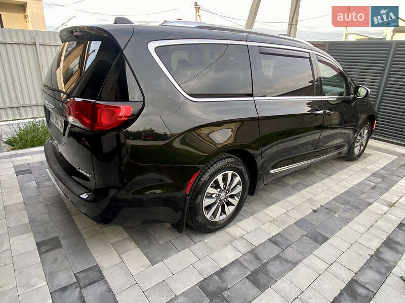 Минивэн Chrysler Pacifica 2020 в Ужгороде