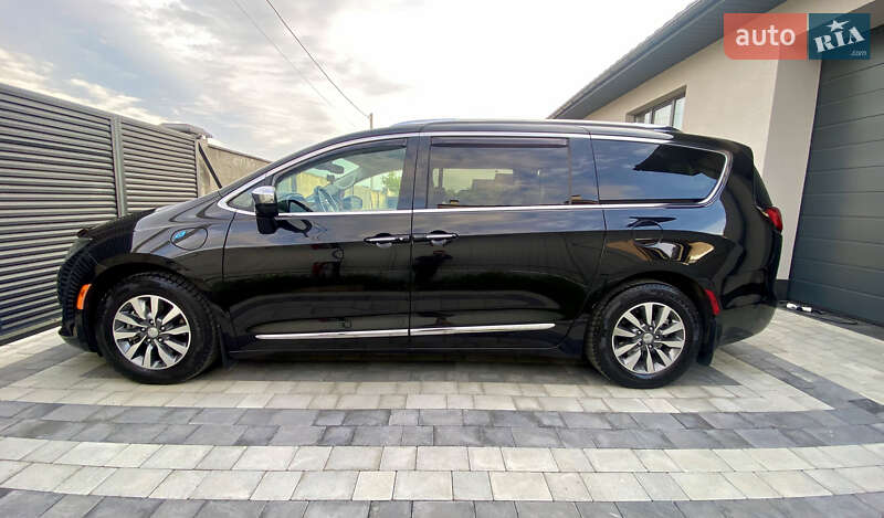 Минивэн Chrysler Pacifica 2020 в Ужгороде
