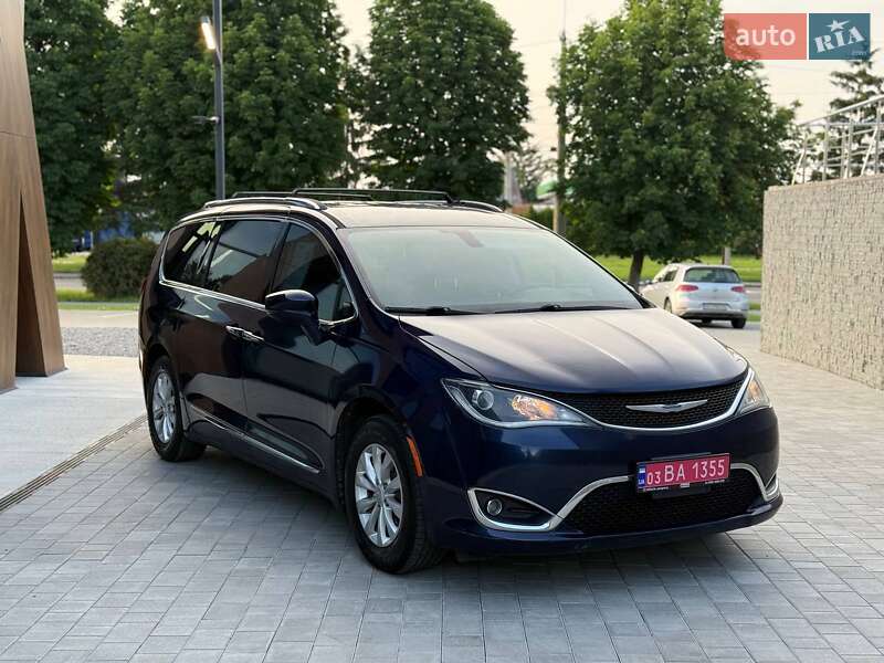 Минивэн Chrysler Pacifica 2019 в 