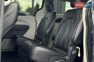 Минивэн Chrysler Pacifica 2022 в 