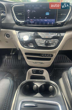 Минивэн Chrysler Pacifica 2021 в 
