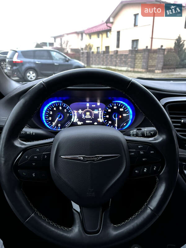 Мінівен Chrysler Pacifica 2020 в Стрию