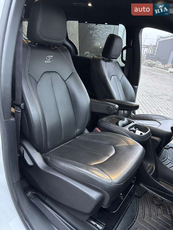 Мінівен Chrysler Pacifica 2020 в Стрию