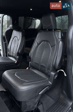 Мінівен Chrysler Pacifica 2020 в 