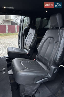 Мінівен Chrysler Pacifica 2020 в 