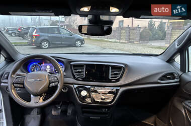 Мінівен Chrysler Pacifica 2020 в 