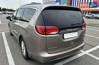 Минивэн Chrysler Pacifica 2017 в 
