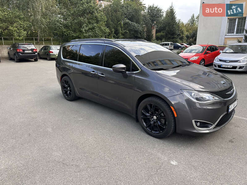 Універсал Chrysler Pacifica 2017 в Києві