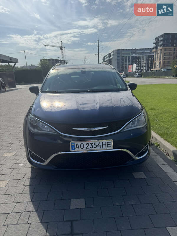Минивэн Chrysler Pacifica 2017 в Ужгороде