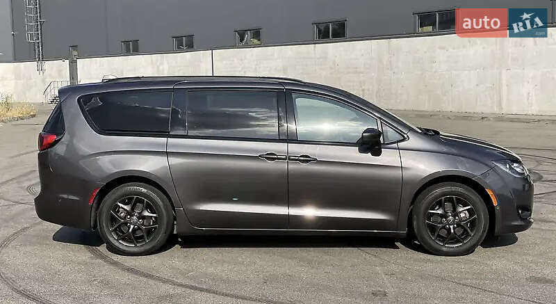 Минивэн Chrysler Pacifica 2019 в Киеве