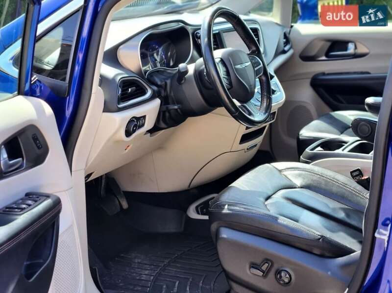 Минивэн Chrysler Pacifica 2020 в Киеве
