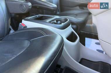 Минивэн Chrysler Pacifica 2022 в 