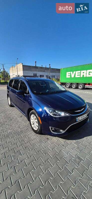 Универсал Chrysler Pacifica 2018 в Нововолынске