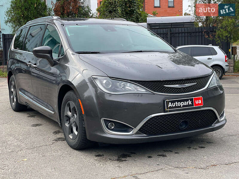 Минивэн Chrysler Pacifica 2017 в Киеве