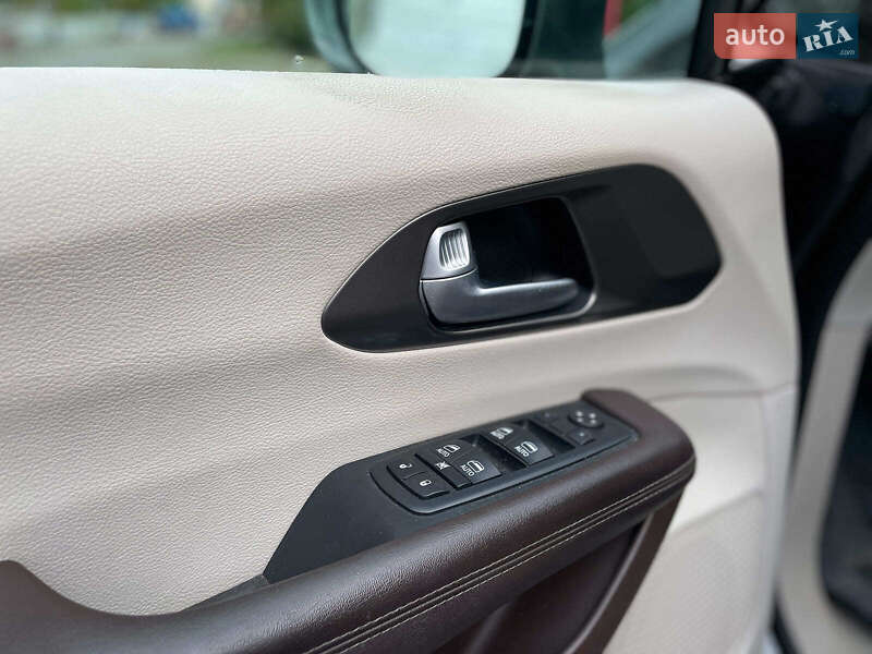 Минивэн Chrysler Pacifica 2017 в Киеве