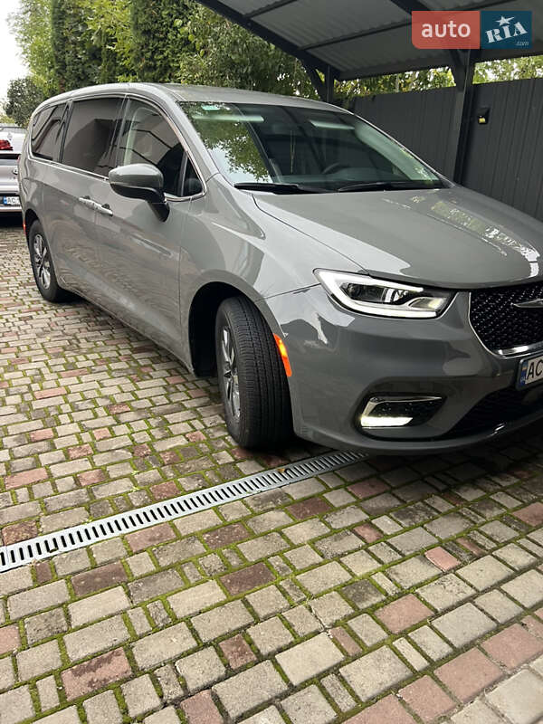 Минивэн Chrysler Pacifica 2023 в 