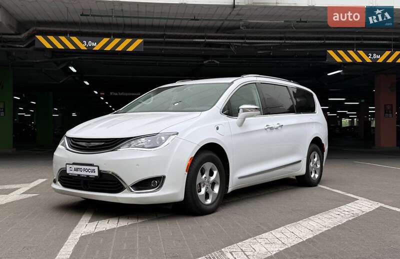 Минивэн Chrysler Pacifica 2017 в Киеве
