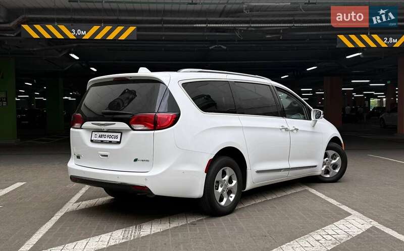 Минивэн Chrysler Pacifica 2017 в Киеве