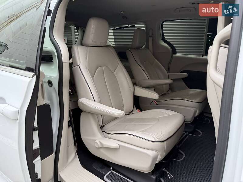 Минивэн Chrysler Pacifica 2017 в Киеве