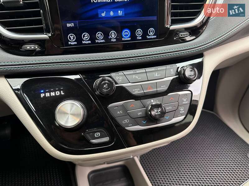 Минивэн Chrysler Pacifica 2017 в Киеве