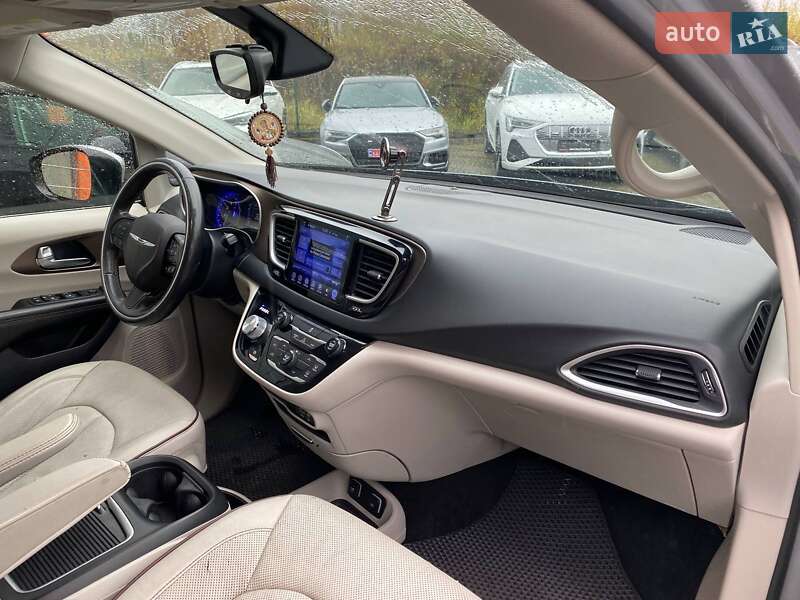 Мінівен Chrysler Pacifica 2016 в Львові