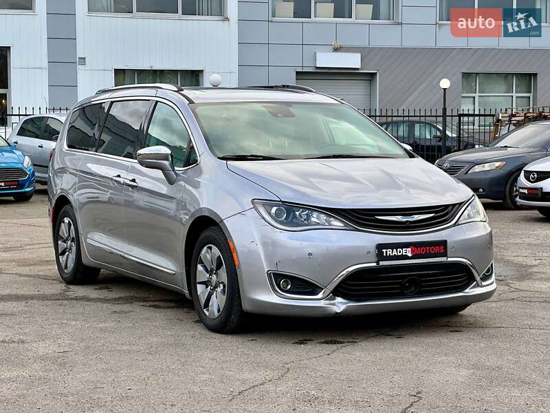 Минивэн Chrysler Pacifica 2017 в Киеве фото Минивэн Chrysler Pacifica 2017 в Киеве