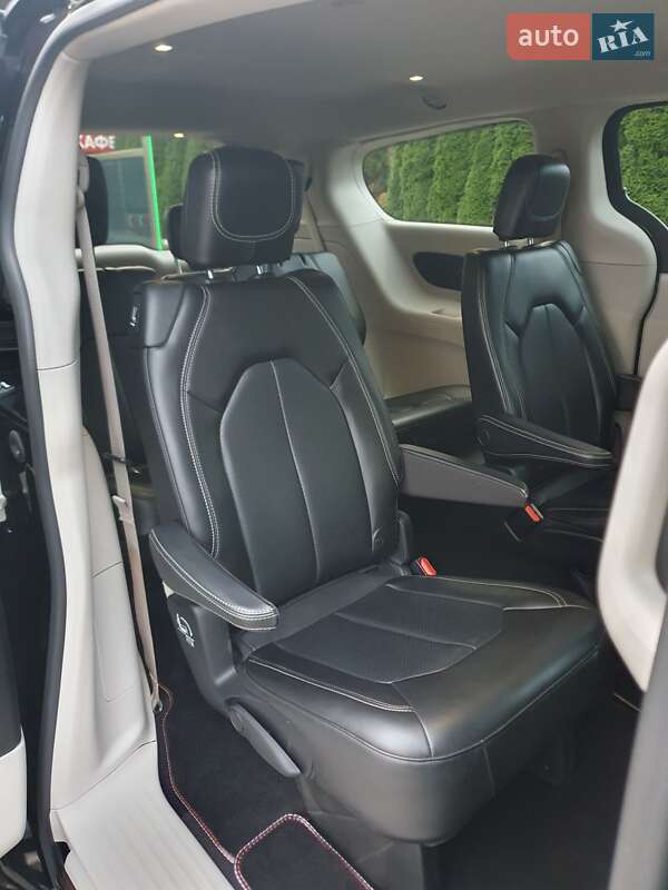 Мінівен Chrysler Pacifica 2020 в Києві