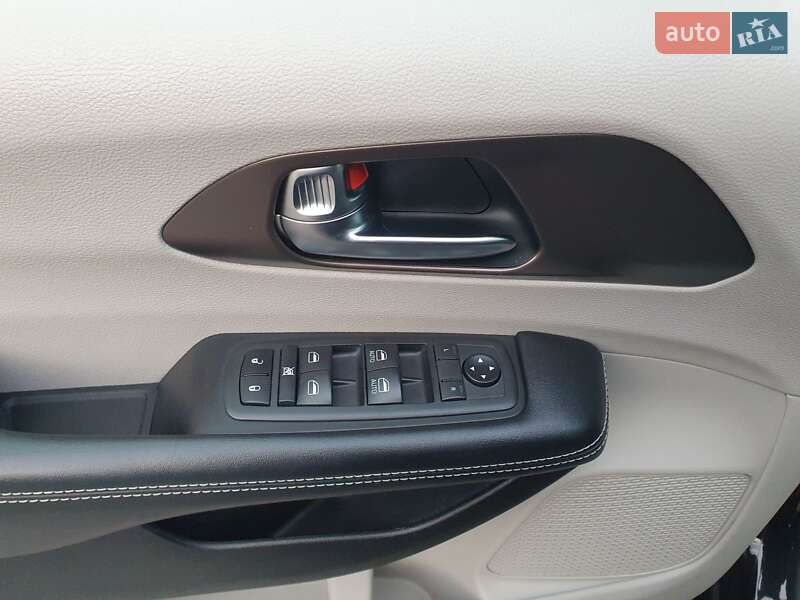 Мінівен Chrysler Pacifica 2020 в Києві