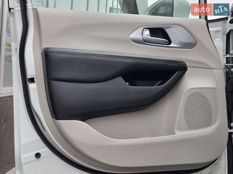 Минивэн Chrysler Pacifica 2017 в Киеве