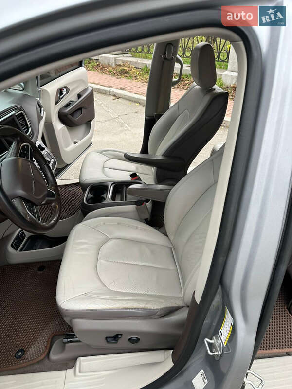Мінівен Chrysler Pacifica 2017 в Умані