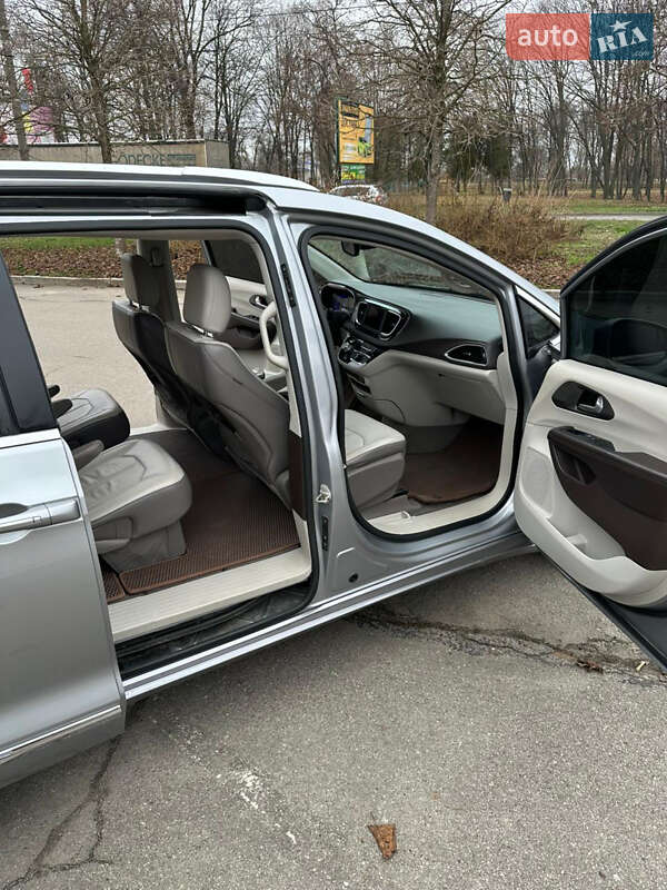 Минивэн Chrysler Pacifica 2017 в Умани