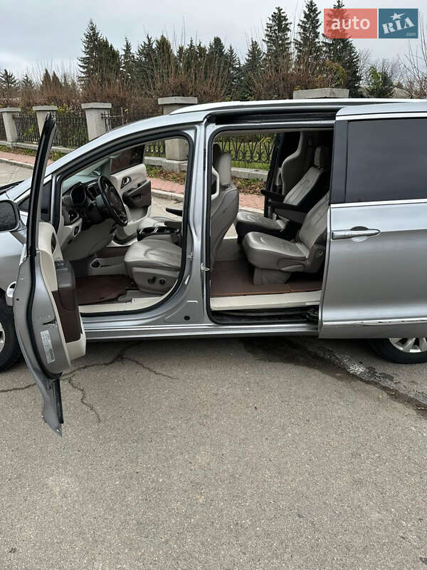 Минивэн Chrysler Pacifica 2017 в Умани