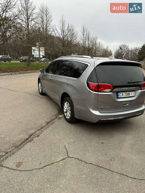 Мінівен Chrysler Pacifica 2017 в Умані