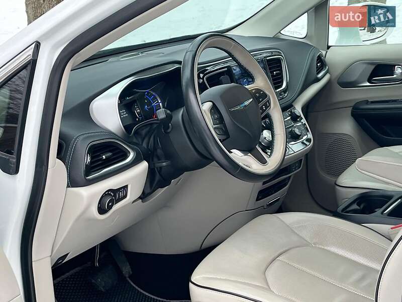 Минивэн Chrysler Pacifica 2017 в Киеве фото 17 Минивэн Chrysler Pacifica 2017 в Киеве