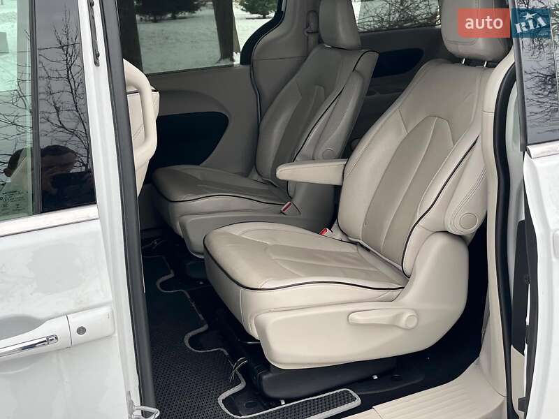 Минивэн Chrysler Pacifica 2017 в Киеве фото 26 Минивэн Chrysler Pacifica 2017 в Киеве