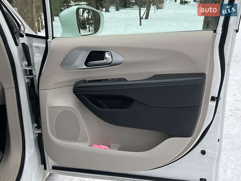 Минивэн Chrysler Pacifica 2017 в Киеве фото 37 Минивэн Chrysler Pacifica 2017 в Киеве