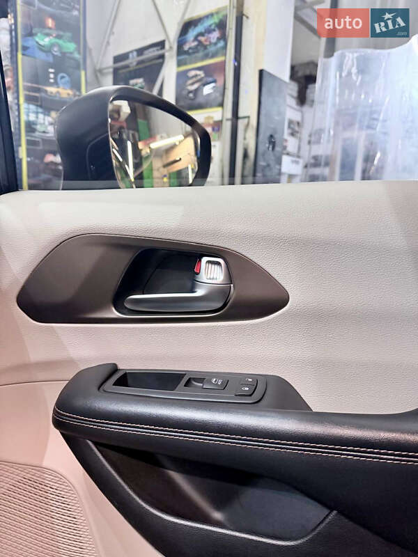 Минивэн Chrysler Pacifica 2017 в Киеве фото 22 Минивэн Chrysler Pacifica 2017 в Киеве