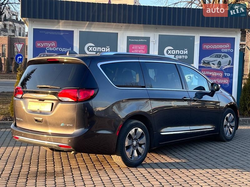Мінівен Chrysler Pacifica 2018 в Львові
