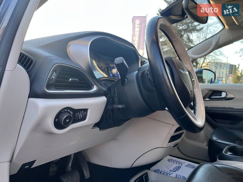 Мінівен Chrysler Pacifica 2018 в Львові