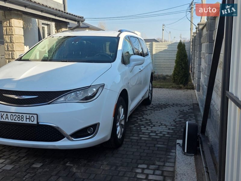 Минивэн Chrysler Pacifica 2019 в Киеве