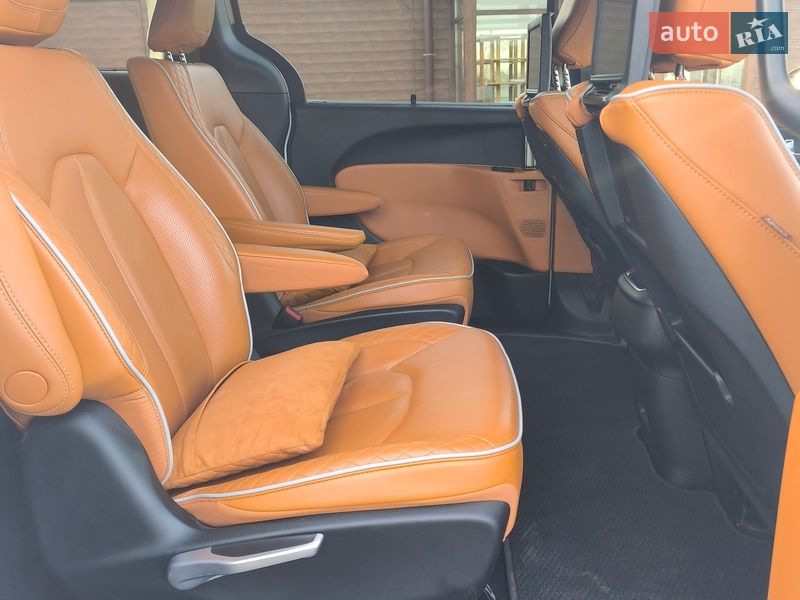Минивэн Chrysler Pacifica 2023 в Киеве